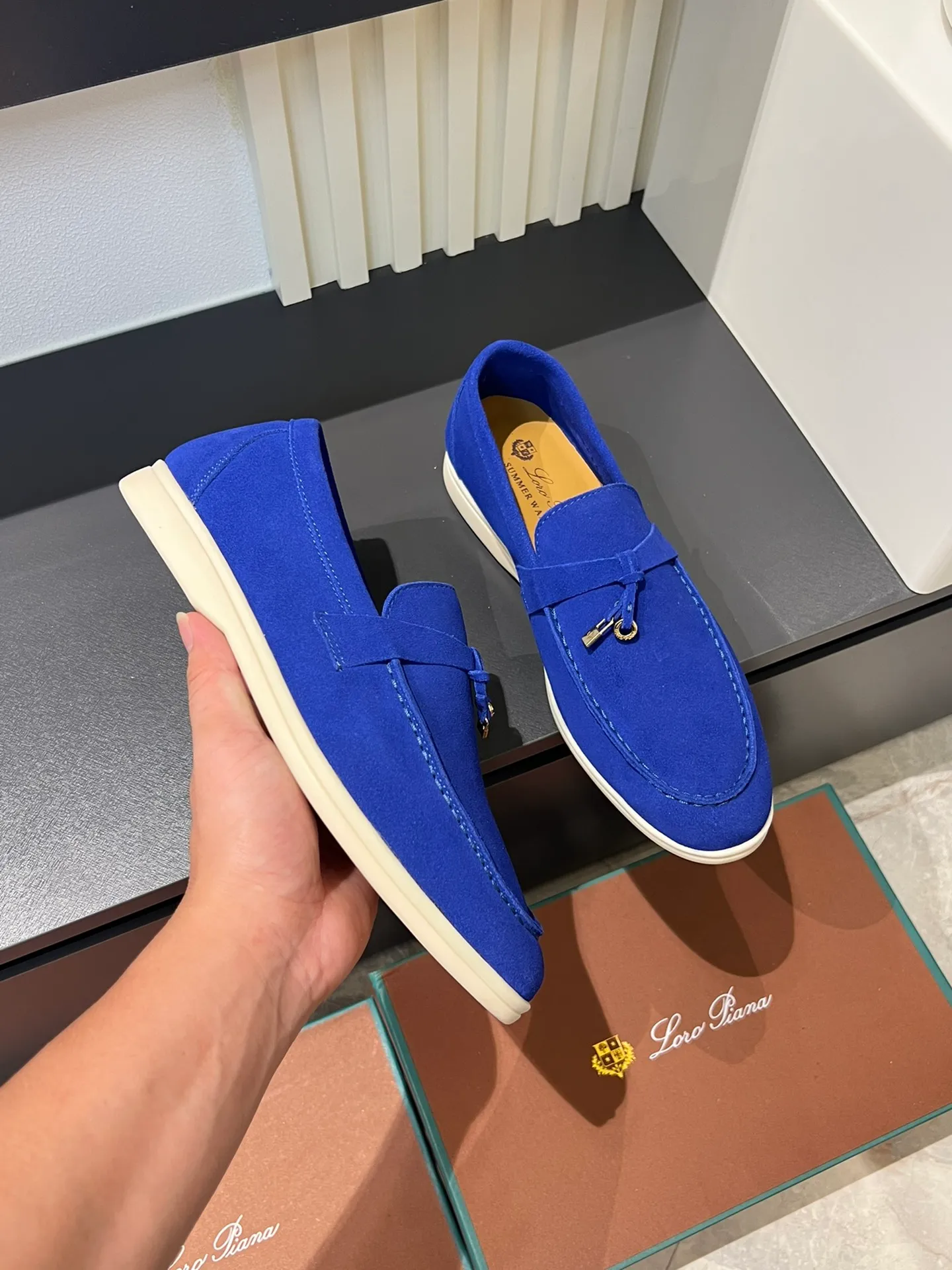 Men's shoes 💰p360 "Loro men's shoes 💰pian'*" Classic L men's shoes for couples 💰p Top version British flat loafers, a must-have item in old money style, the minimalist design is eye-catching and durable, a plus point for dressing The soft foot feel and texture are outstanding. They don’t scratch your feet and are very nice. They are matched with soft and waxy soles. They can be worn daily for a long time without getting tired. They are easy to wear, versatile and classic items, with perfect foot feel and texture! Imported cashmere fabric, the lining is made of imported A-grade water-dyed cow lining, the top version of the genuine leather midsole is sewn with pure handmade mark thread! Size: Female 35-40 (34. Customized) Male 38-44 (45.46. Customized)